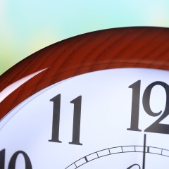 国产 康巴丝16英寸静音欧式挂钟大号夜光万年历时尚客厅表卧室石英钟表